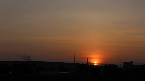 Час lapse Sunrise заводу димар - Кадри, відео