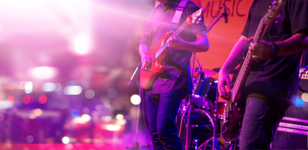 Gitarist ve bir sahnede, yumuşak odak renkli aydınlatma - Fotoğraf, Görsel