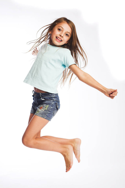 дівчина стрибає на білому тлі
 - Фото, зображення