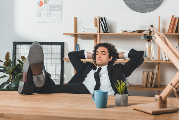 hombre de negocios descansando en el lugar de trabajo en la oficina
 - Foto, Imagen