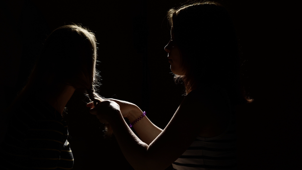 Δύο κορίτσια που χτενίζει τα μαλλιά - Πλάνα, βίντεο