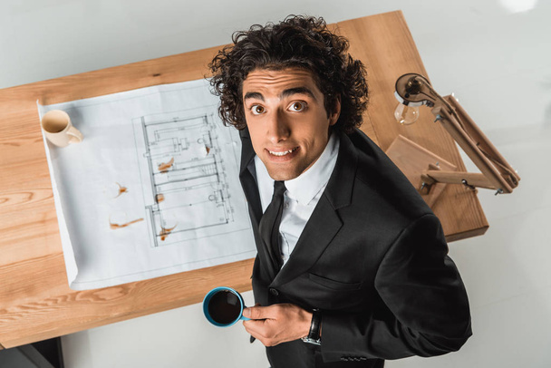 businessman working with blueprints - Fotoğraf, Görsel