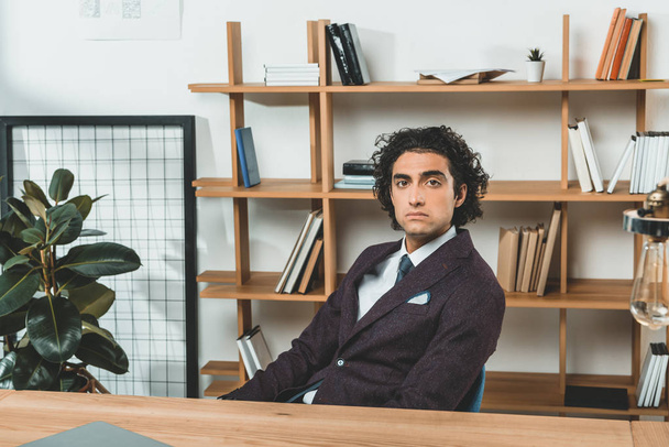 businessman sitting at workplace - Foto, afbeelding