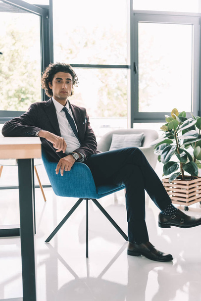hombre de negocios sentado en la silla en la oficina - Foto, Imagen