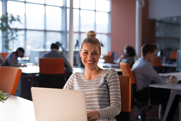 businesswoman using a laptop in startup office - Φωτογραφία, εικόνα