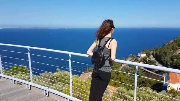 Genç kadın Deniz Manzaralı Teras üzerinden hayran - Video, Çekim