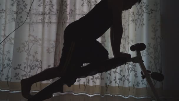 hombre haciendo abdominales y sudando en la habitación
 - Metraje, vídeo