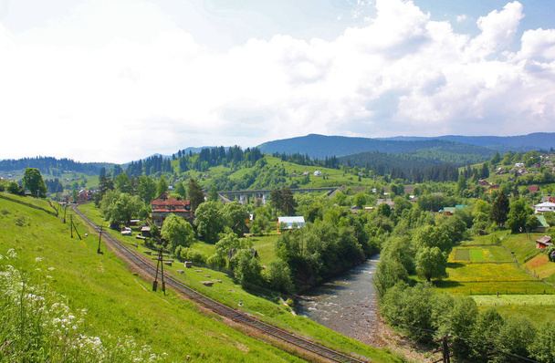 Landschaft in vorohta mit Bergen, Fluss und Eisenbahn, Ukraine - Foto, Bild