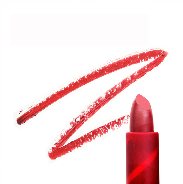 Línea untada y lápiz labial rojo aislado sobre fondo blanco
 - Foto, imagen