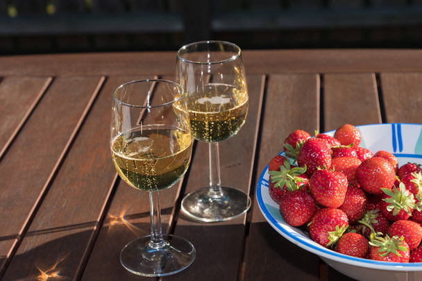 Fresas frescas y vino espumoso
 - Foto, imagen