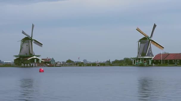 authentische zaandam Windmühlen im zaanstad Dorf zaanse-schans, Niederlande - Filmmaterial, Video