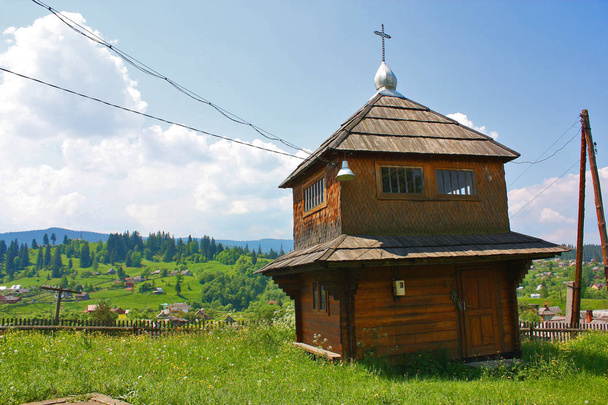 der Glockenturm der Geburtskirche der Jungfrau in Worochta - Foto, Bild
