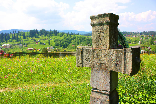 das Kreuz neben der Krippe der Jungfrau in Worochta, Ukraine - Foto, Bild