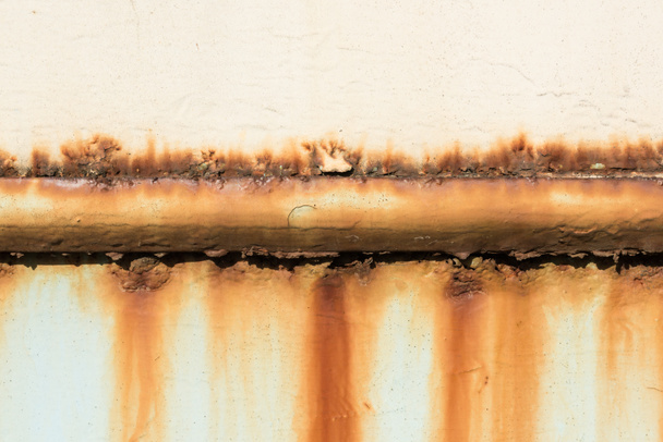 Tubo oxidado en la pared
 - Foto, imagen