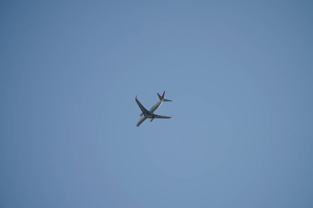 Αεροπλάνο στον ουρανό, κάτω, κάτω πλευρά - Φωτογραφία, εικόνα
