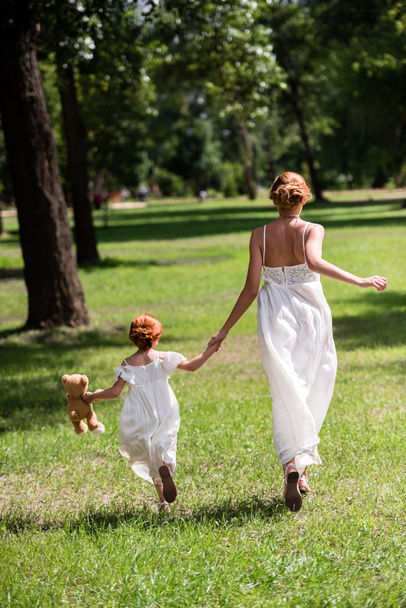 mãe e filha andando no parque
 - Foto, Imagem