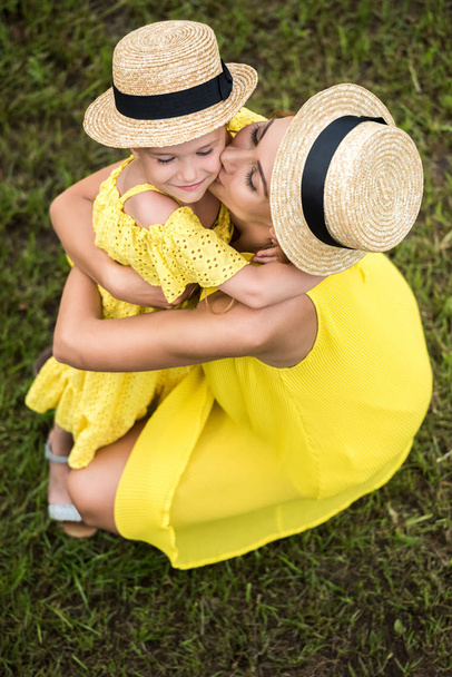 Μητέρα και κόρη αγκαλιάζονται στο πάρκο. - Φωτογραφία, εικόνα