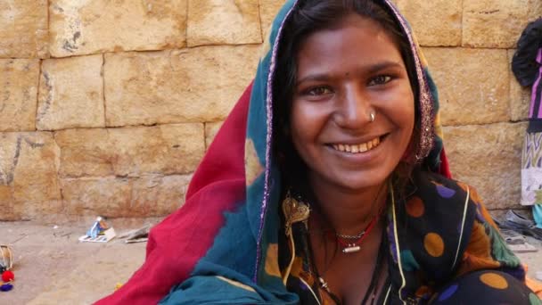 Vértes radzsasztáni tradicional nő, Jaisalmer, India - Felvétel, videó