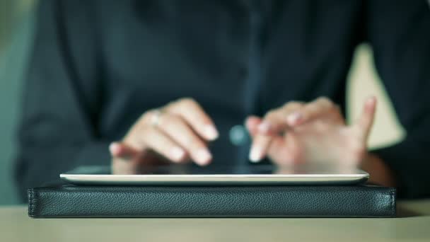 Close-Up vrouwelijke Hand te typen op het virtuele toetsenbord op een Tablet PC - Video