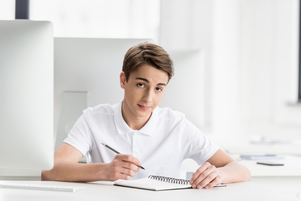 Kaukasischer Teenager macht Hausaufgaben - Foto, Bild