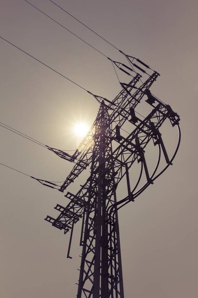 Vysokého napětí linie věže nesou zelené elektřiny sluneční energie - Fotografie, Obrázek