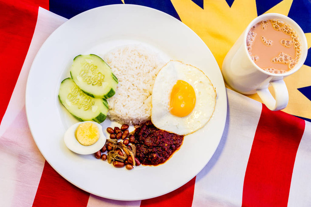 Petit déjeuner malaisien - Nasi Lemak et Teh Tarik sur le drapeau malaisien
. - Photo, image