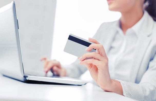 businesswoman with laptop and credit card - Zdjęcie, obraz