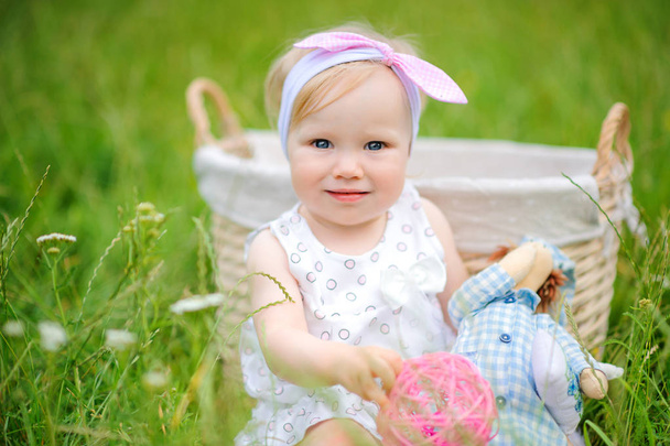 little girl is playing in the park - Φωτογραφία, εικόνα