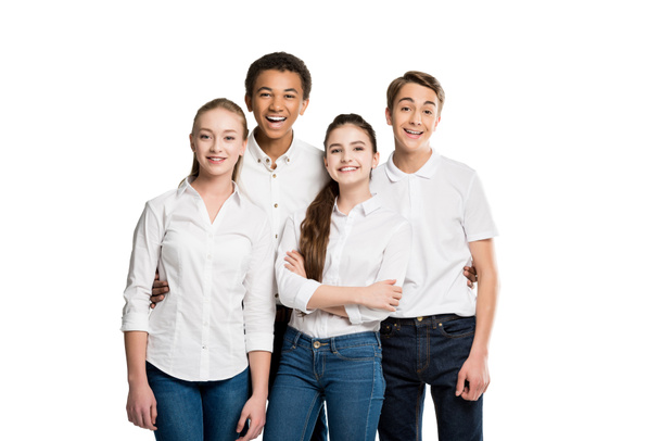 alegres adolescentes multiétnicos en camisas blancas
 - Foto, Imagen