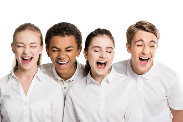 beyaz gömlek çok ırklı gençler çığlık - Fotoğraf, Görsel