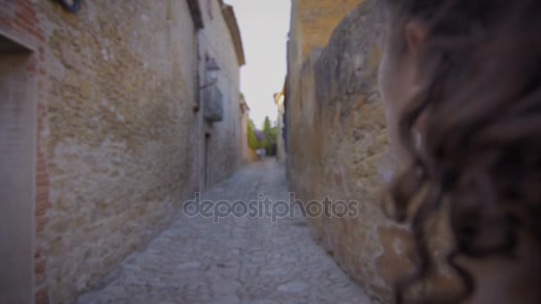 Peratallada, İspanya eski ortaçağ kasabada fotoğrafını bir akıllı telefon ile kız., - Video, Çekim
