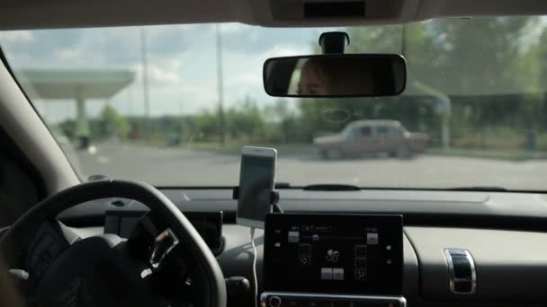 Autofahrerin fährt auf moderne Tankstelle auf - Filmmaterial, Video