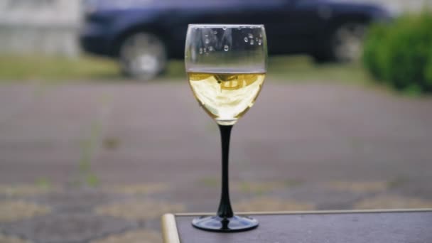 Крупный план бокал вина на открытом воздухе
. - Кадры, видео