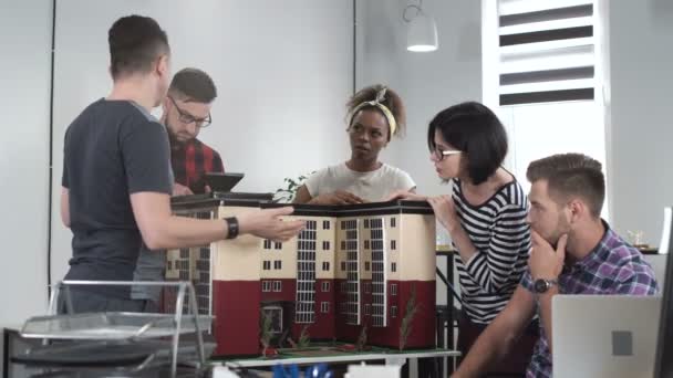 Collaboratori che discutono in miniatura dell'edificio
 - Filmati, video