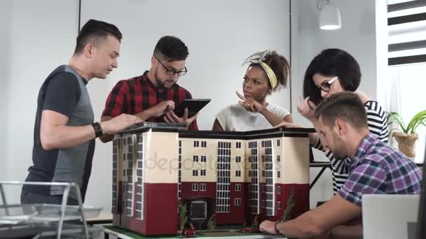 Ontwerpers werken met mockup van huis - Video