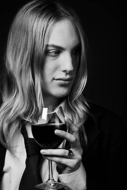 Young  man holding glass of red vine - Foto, Imagem