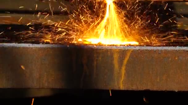 Εργαζόμενος κοπή μετάλλων με το φλόγιστρο αερίου στη βιομηχανία μετάλλων θέα από το πλάι, κοντινό πλάνο - Πλάνα, βίντεο
