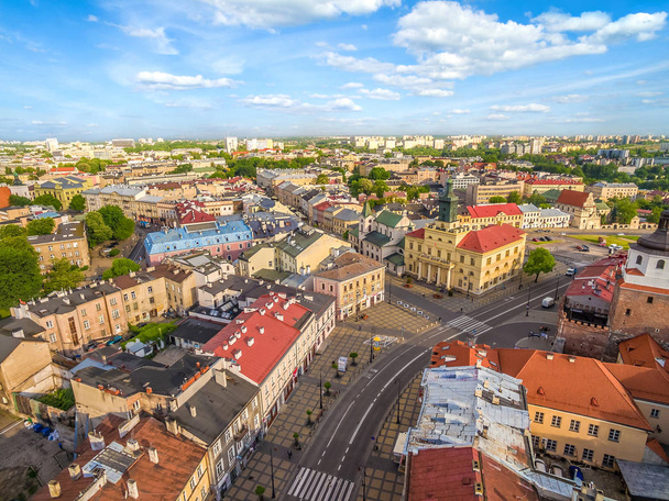 Lublin desde la vista del pájaro. Paisaje del casco antiguo desde el aire con el Ayuntamiento visible y la plaza okietak
. - Foto, Imagen