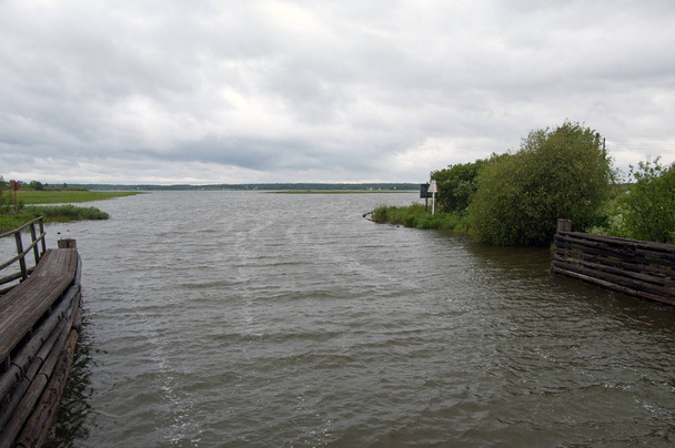 Entrada al canal Kuzminsky del lago Siverskoye, Kirillov, región de Vologda, Federación Rusa, 13 de junio de 2016
 - Foto, Imagen