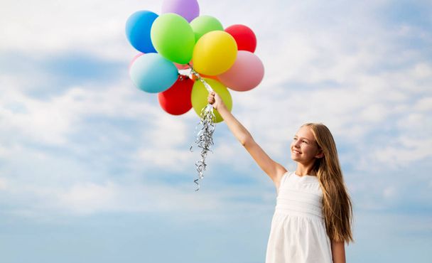 gelukkig meisje in zonnebril met lucht ballonnen - Foto, afbeelding