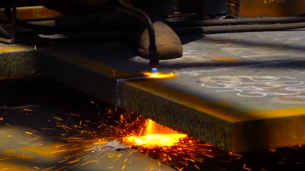 Εργαζόμενος κοπή μετάλλων με το φλόγιστρο αερίου στη βιομηχανία μετάλλων - Πλάνα, βίντεο