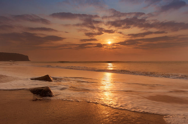 Goldene Stunde Sonnenuntergang am Strand von Cabo Ledo, Angola - Foto, Bild