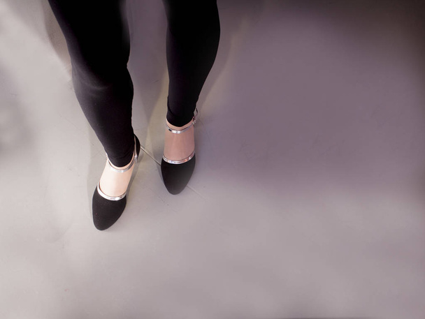Füße einer erwachsenen Frau. Salsa-Tänzerin - Foto, Bild