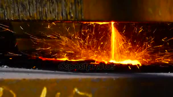 Εργαζόμενος κοπή μετάλλων με το φλόγιστρο αερίου στη βιομηχανία μετάλλων - Πλάνα, βίντεο