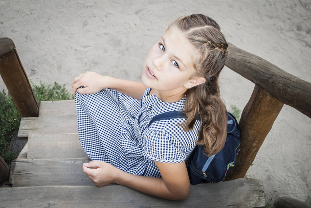 Merdivenlerde, yaz günü oturan sevimli genç kız - Fotoğraf, Görsel