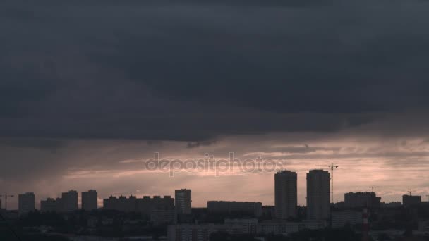Burza nad miasto w Jekaterynburgu. Pochmurna pogoda w mieście - Materiał filmowy, wideo