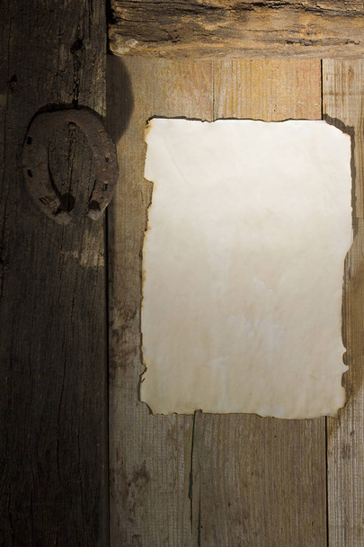 Rusty horseshoe and a sheet of paper on the door - Φωτογραφία, εικόνα