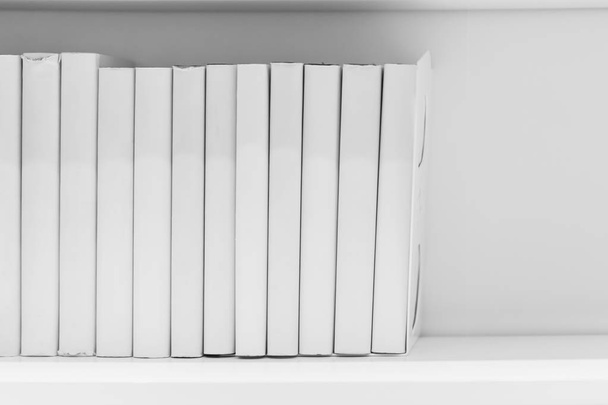 Beyaz düzenli kitap raf ev okuma ev concept temizlik temiz. - Fotoğraf, Görsel