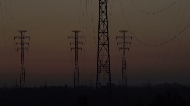 Sunrise op een achtergrond van een hoogspanningslijn - Video