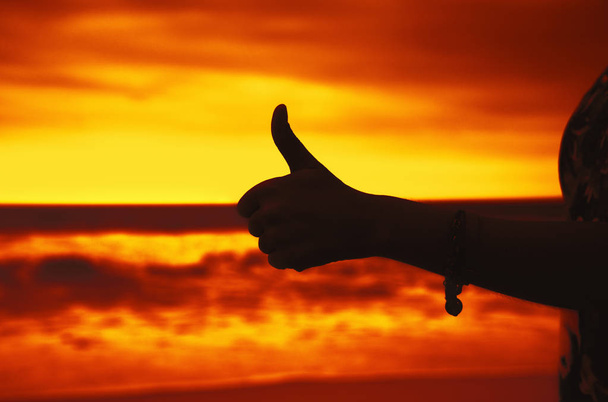 Великий палець під час заходу сонця
 - Фото, зображення